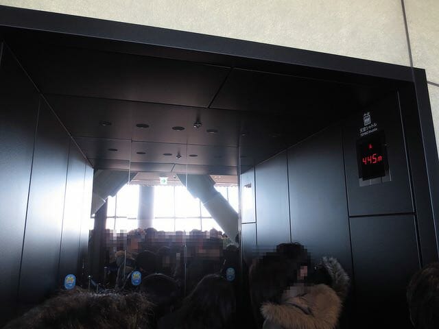 7 450mエレベーター人々