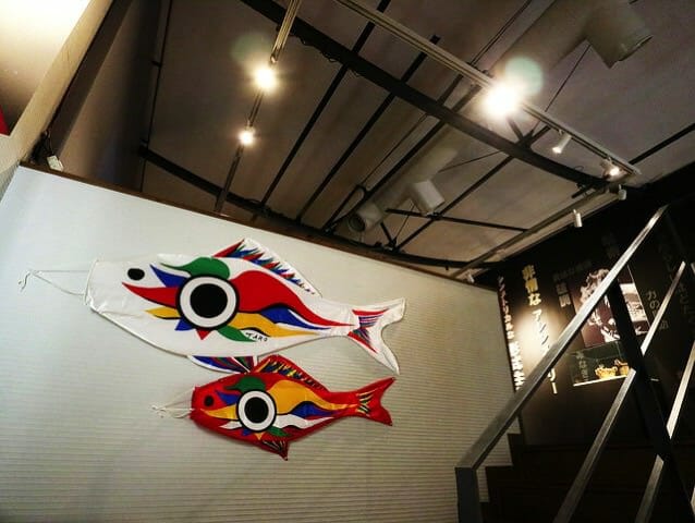 岡本太郎記念館階段鯉のぼり