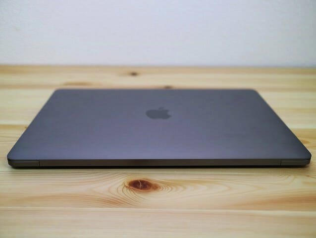 MacBookProLate2016 背面