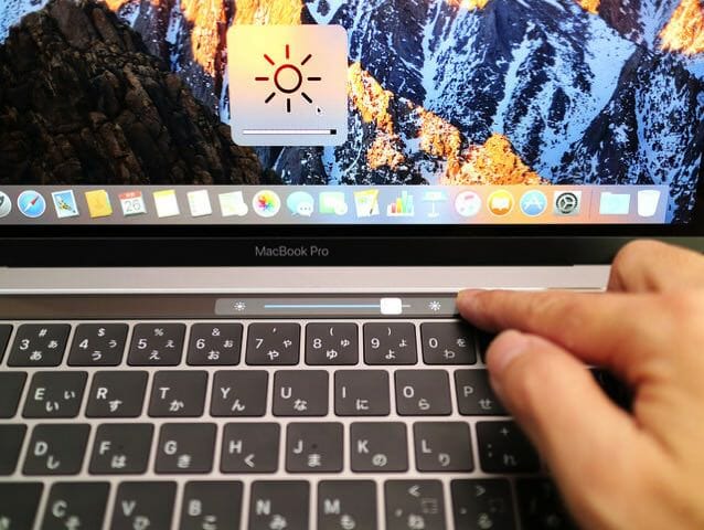 MacBookProLate2016 TouchBar輝度調整