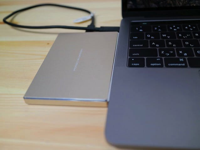 LaCieUSB CポータブルHD MacBook接続2