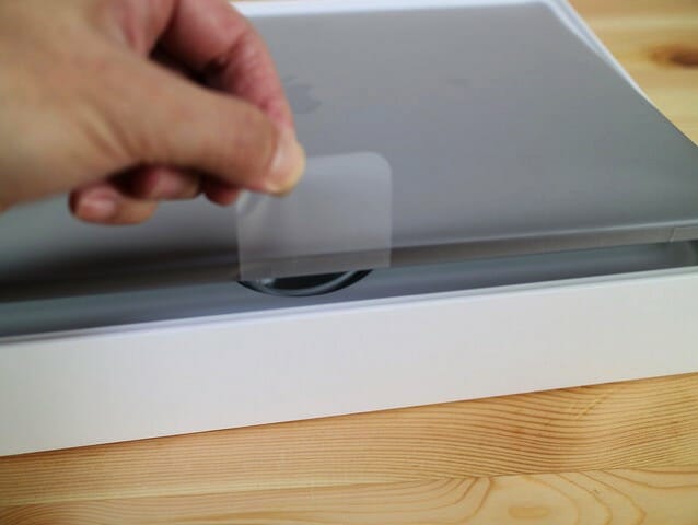 MacBookProLate2016 本体持ち上げ