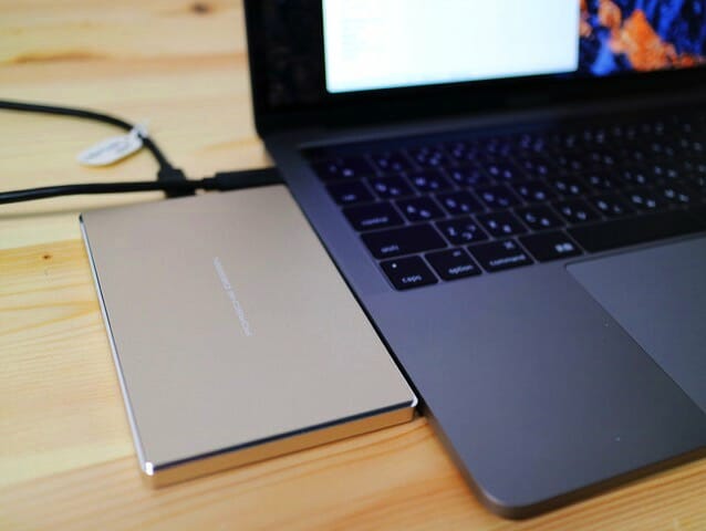 LaCieUSB CポータブルHD MacBook接続1