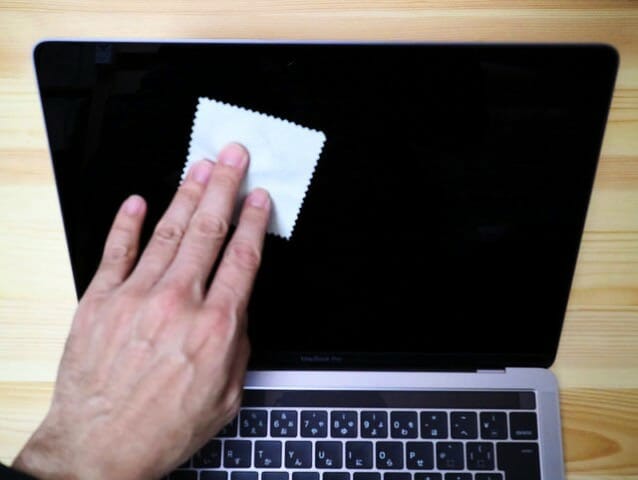 MacBookProLate2016 保護フィルム3拭き
