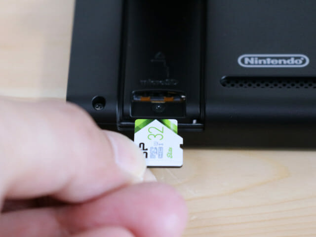 NintendoSwitch本体背面下microSD