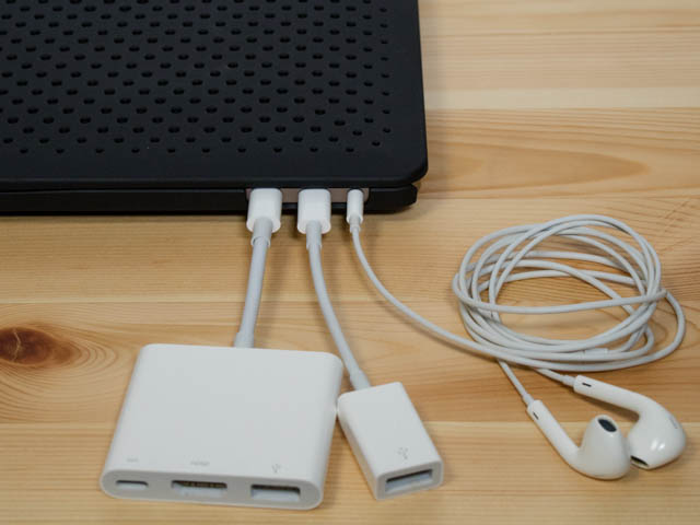 MacBookProMeshCase 装着 コネクタ部分 周辺機器接続1