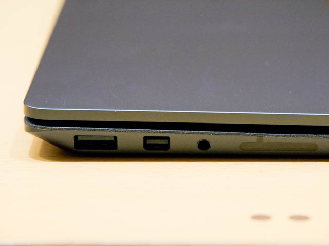 マイクロソフト 新製品Touch Tryイベント SurfaceLaptop左側面