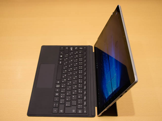 マイクロソフト 新製品Touch Tryイベント SurfacePro右側面