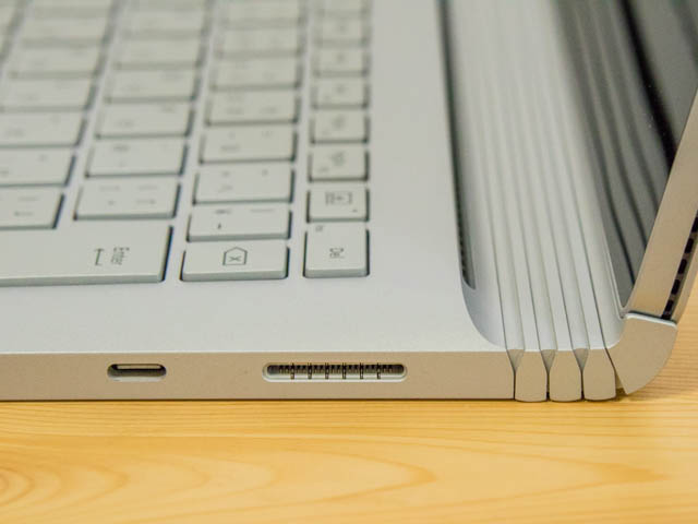 SurfaceBook2 右側面インターフェース