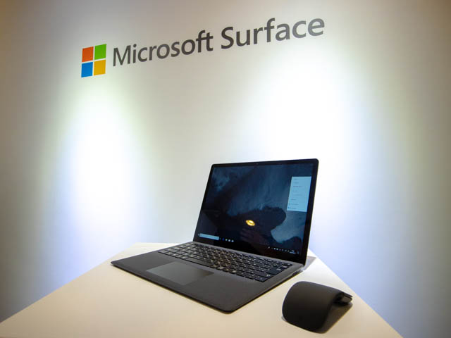 Microsoft Japan Surface Event SurfaceLaptop2正面