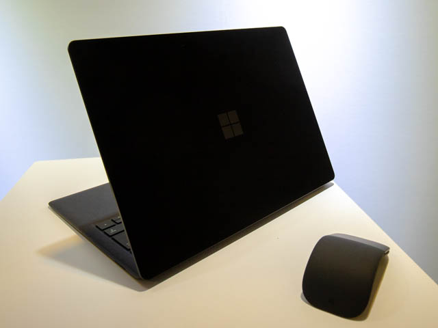 Microsoft Japan Surface Event SurfaceLaptop2背面