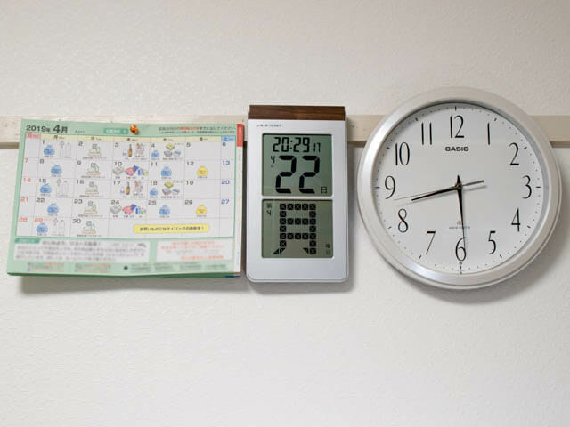 デジタルカレンダー 紙カレンダーとアナログ時計