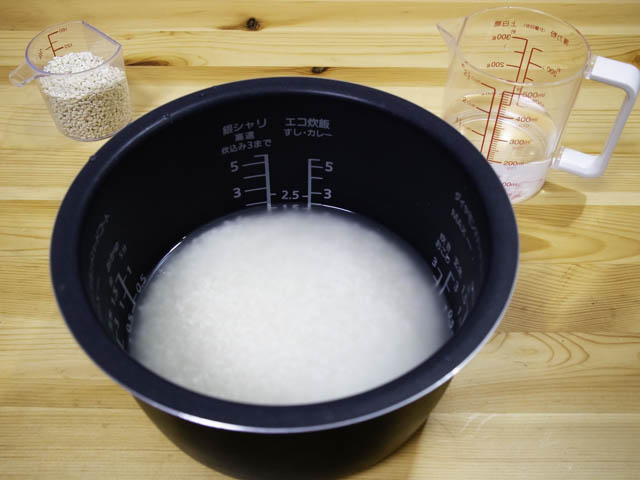 もち麦ごはん 炊飯前-お米の水加減