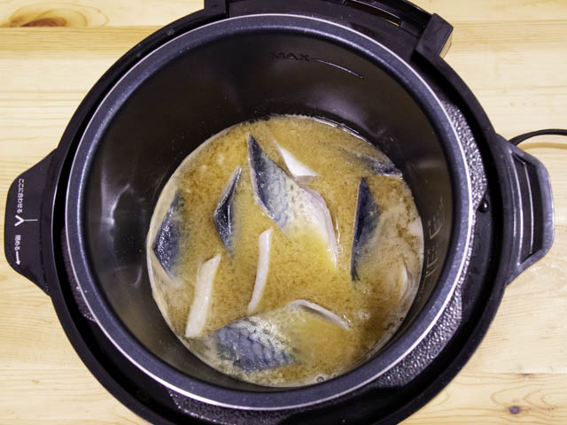 ショップジャパン-クッキングプロ サバの味噌煮-材料投入